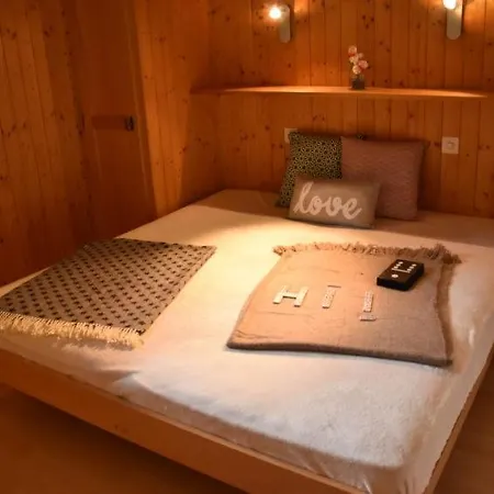 Sleeps 6 Wifi Apartment
